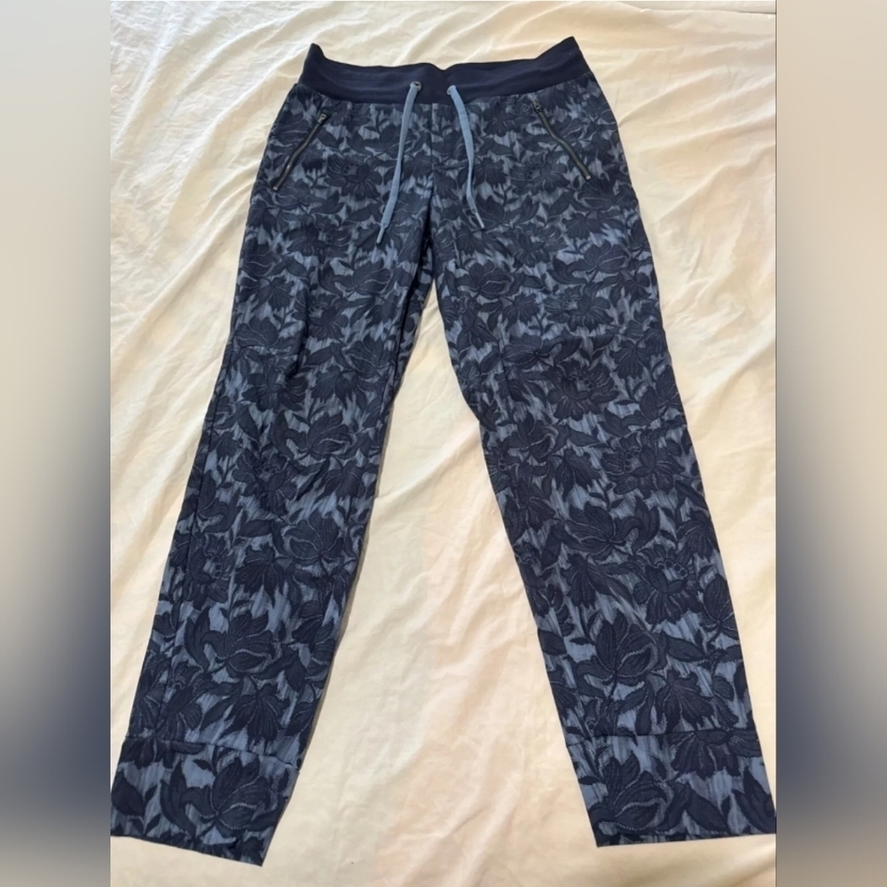Athleta Blue Lace Trekkie North pants Size 2